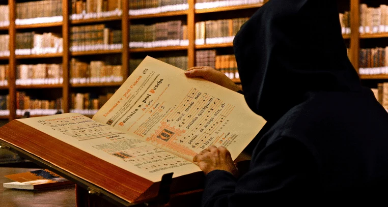 Monje leyendo un manuscrito medieval