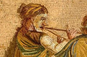 Mosaico de una intérprete de tibia, instrumento de viento doble