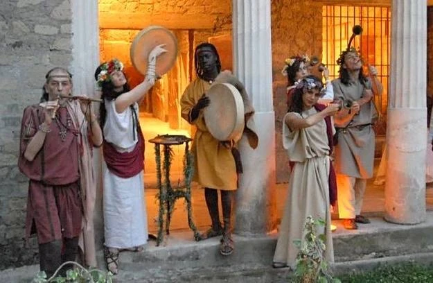 Recreación de un conjunto de músicos de la antigua Roma con instrumentos de viento, cuerda y percusión