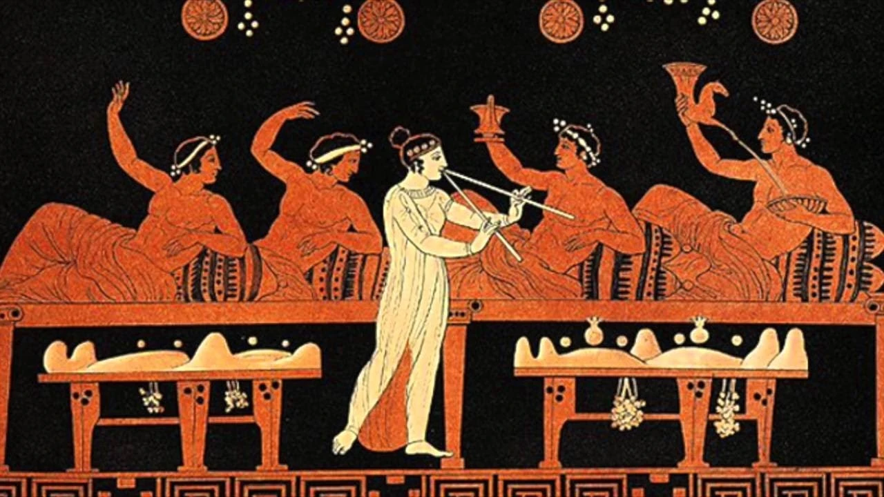 Escena de banquete griego con una intérprete de aulos