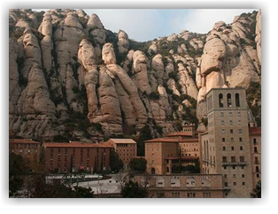 Monasterio de Montserrat con la montaña al fondo
