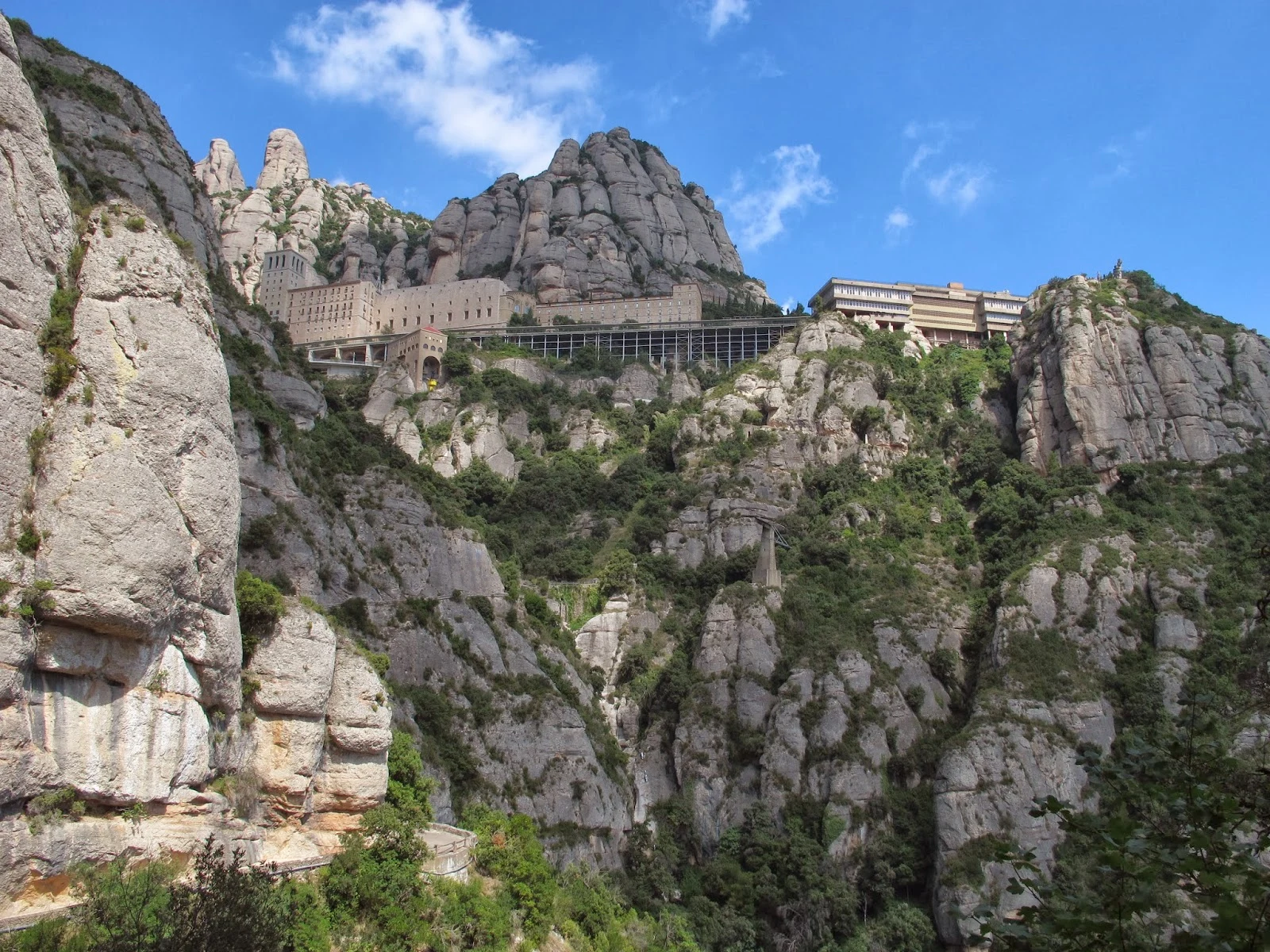 Abadía de Montserrat entre las montañas