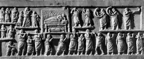 Procesión funeraria romana en el relieve de un sarcófago de Amiternum, final del siglo I a.C. En la parte inferior derecha se ve a cuatro figuras tocando la tibia, que era parecida al aulos griego. En la parte superior hay dos hombres tocando el cornu y uno tocando el lituus, ambos instrumentos de metal etrusco-romanos.